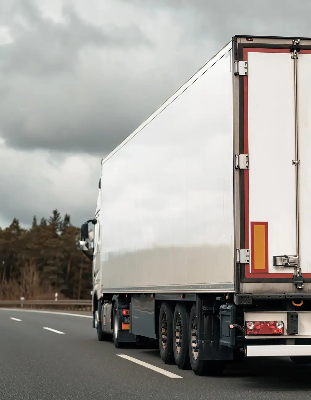Affrètement routier semi-remorque sur autoroute