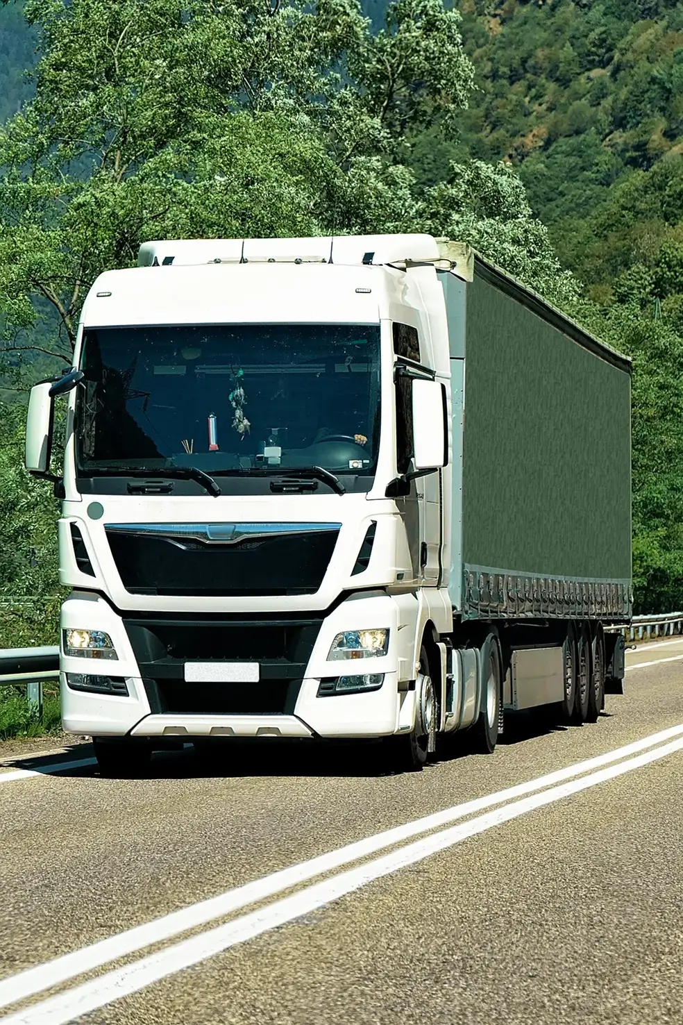 Camion de transport sur route de montagne
